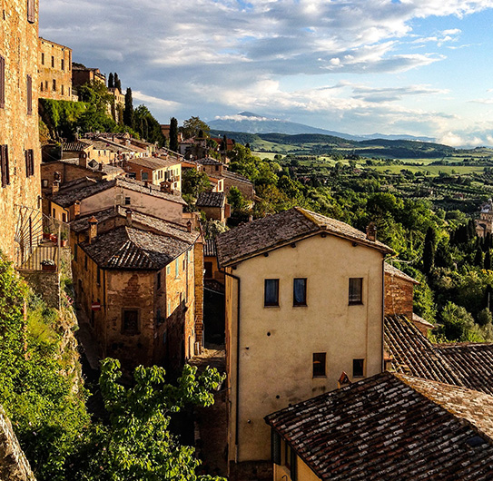 Vignobles et collines dorées de Toscane au coucher du soleil - Kwiik