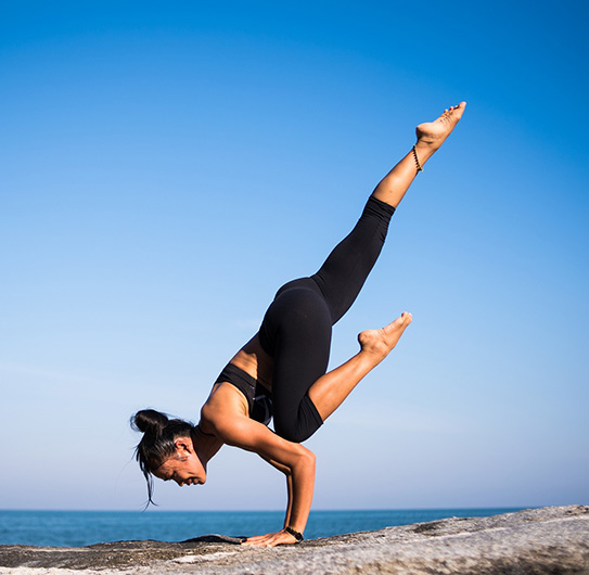 Yoga au lever du soleil sur une plage en Algarve - Kwiik