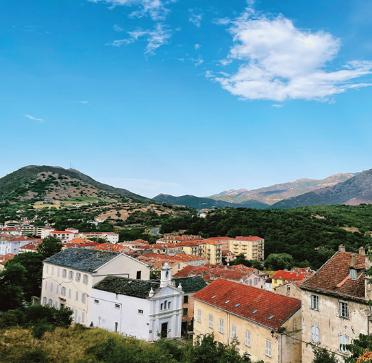 Vue pittoresque du village de Zonza, perché dans les montagnes corses.