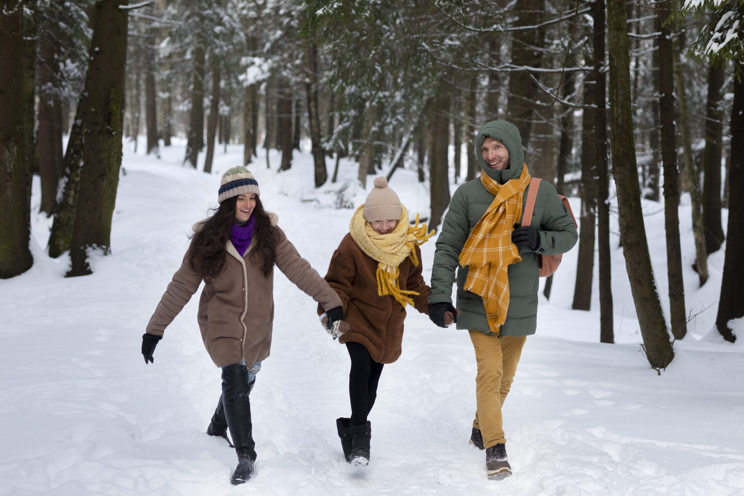 Une famille en balade à la montagne en hiver