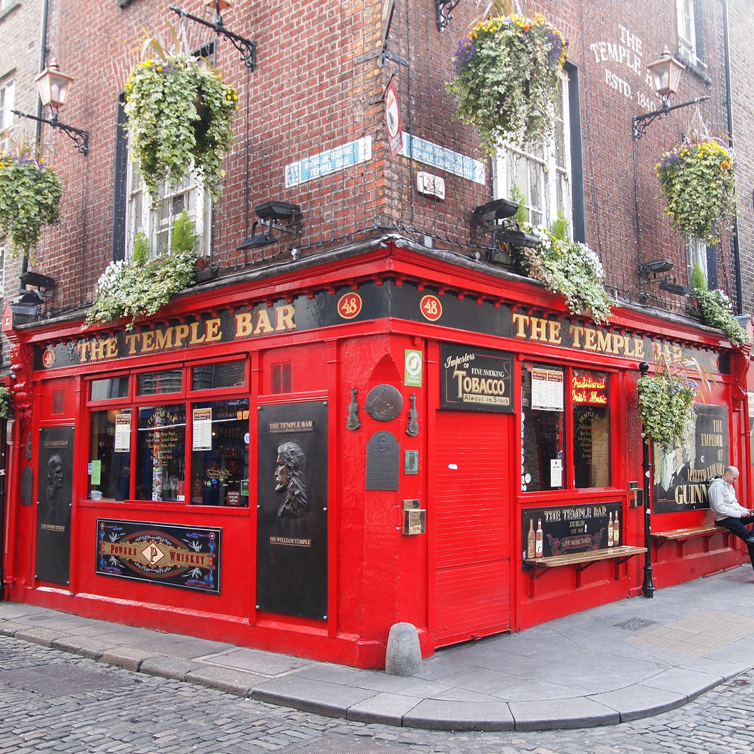 Intérieur d'un pub traditionnel irlandais avec musique folk